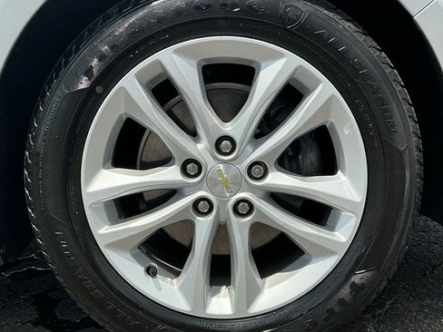 Used 2017 Chevrolet Malibu LT FWD image 3
