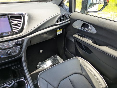 Used 2025 Chrysler Pacifica Limited FWD image 15