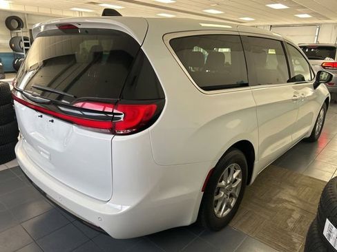 Used 2023 Chrysler Pacifica Touring-L FWD image 6