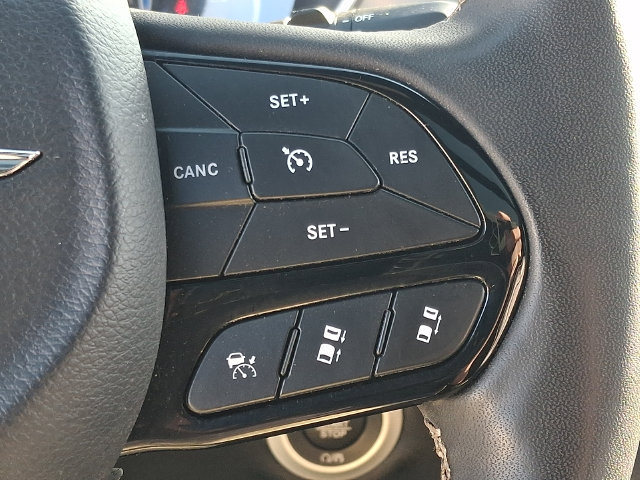 Used 2025 Chrysler Pacifica Limited FWD image 24