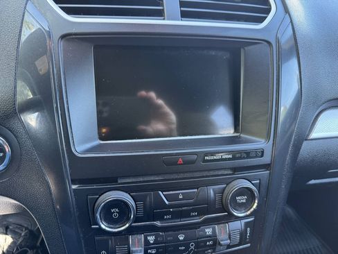 Used 2017 Ford Explorer XLT w/ Equipment Group 201A AWD/4WD image 24
