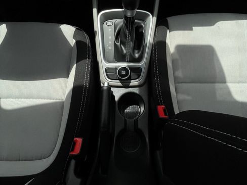 Used 2025 Hyundai Venue SEL FWD image 19