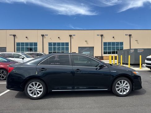 Used 2014 Toyota Camry XLE w/ Moonroof Package image 2
