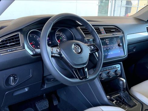 Used 2020 Volkswagen Tiguan SE image 17
