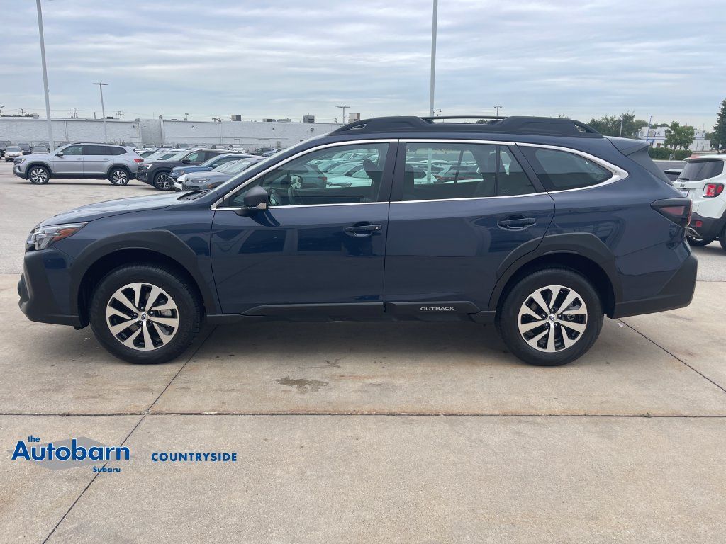 Used 2025 Subaru Outback AWD/4WD image 2