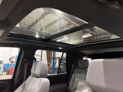 Used 2021 Chevrolet Tahoe LT w/ LT Signature Package image 3