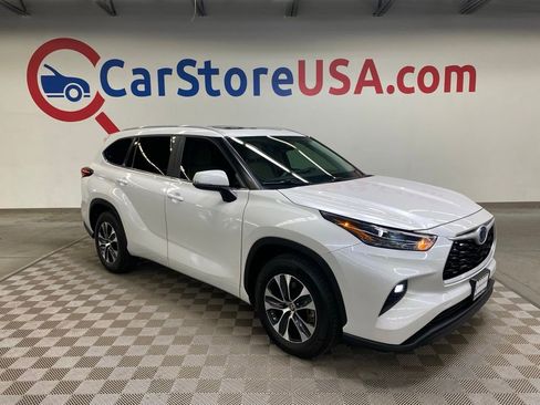 Used 2024 Toyota Highlander XLE FWD image 1