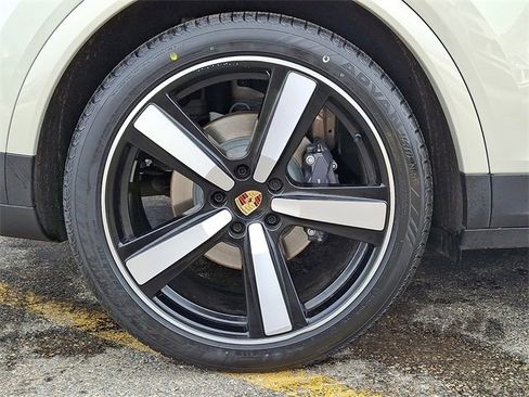 Used 2025 Porsche Cayenne w/ Premium Package Plus image 13