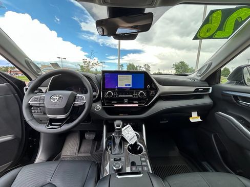Used 2026 Toyota Highlander Limited AWD/4WD image 10
