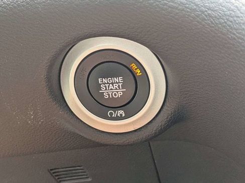 Used 2025 Chrysler Pacifica Select FWD image 24