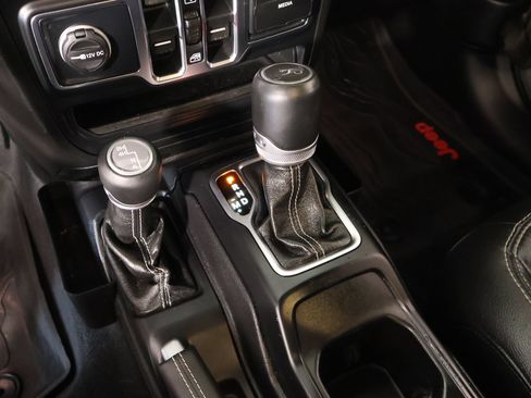 Used 2019 Jeep Wrangler Unlimited Sahara AWD/4WD image 9