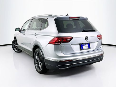 Used 2023 Volkswagen Tiguan SE w/ Panoramic Sunroof Package image 6