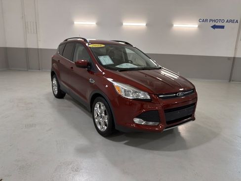 Used 2016 Ford Escape SE w/ Equipment Group 201A FWD image 4