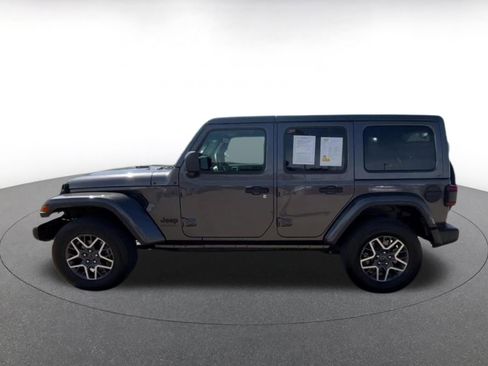Used 2025 Jeep Wrangler Unlimited Sahara AWD/4WD image 9