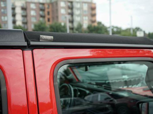 Used 2021 Jeep Gladiator Sport image 9