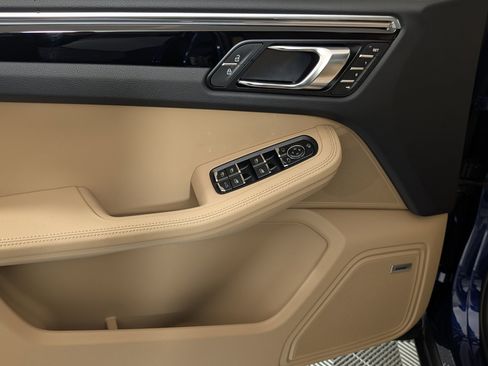Used 2026 Porsche Macan AWD/4WD image 16