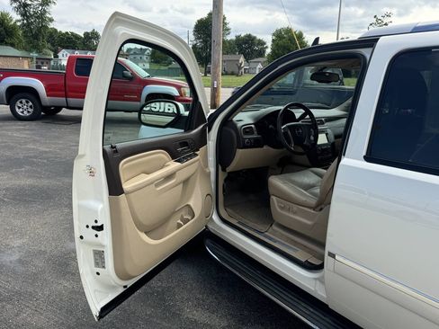 Used 2014 GMC Yukon XL Denali AWD/4WD image 16
