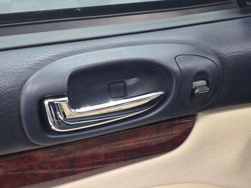 Used 2003 Chrysler Sebring Limited image 92