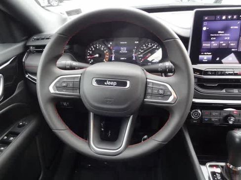 Used 2025 Jeep Compass Trailhawk AWD/4WD image 12
