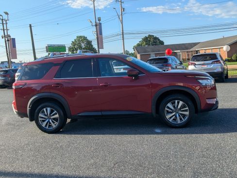 Used 2023 Nissan Pathfinder SL w/ Black Appearance Package AWD/4WD image 11