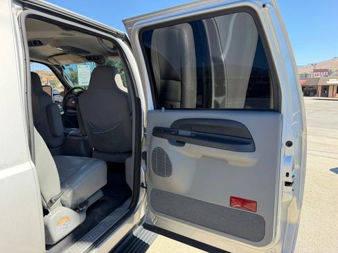 Used 2005 Ford Excursion XLS RWD image 19