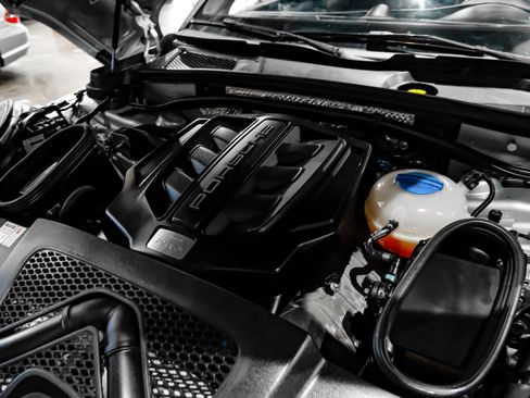 Used 2018 Porsche Macan S image 46