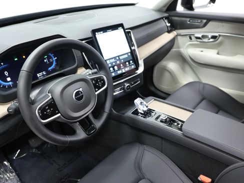 Used 2025 Volvo XC90 T8 Plus w/ Protection Package Premier AWD/4WD image 2