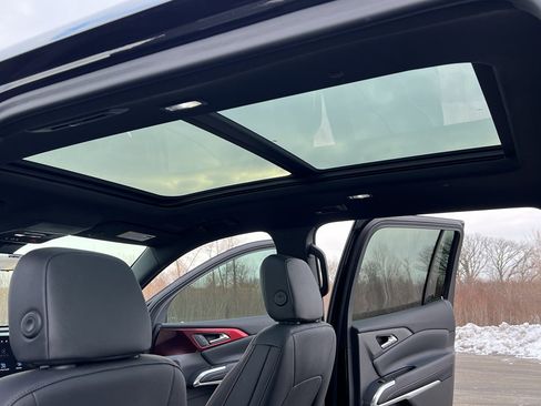 Used 2024 Chevrolet Traverse RS image 38