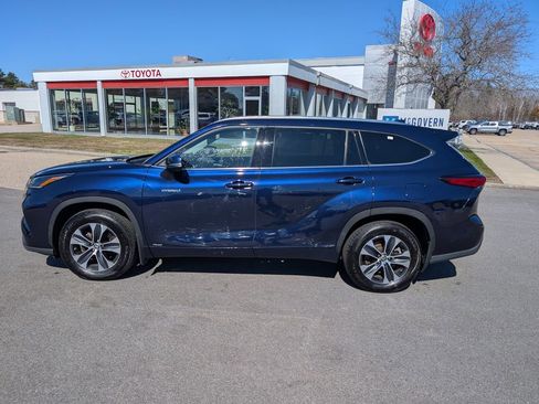 Used 2021 Toyota Highlander XLE image 2