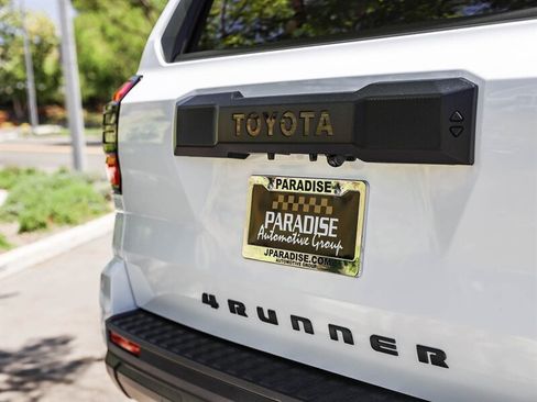Used 2025 Toyota 4Runner SR5 AWD/4WD image 15