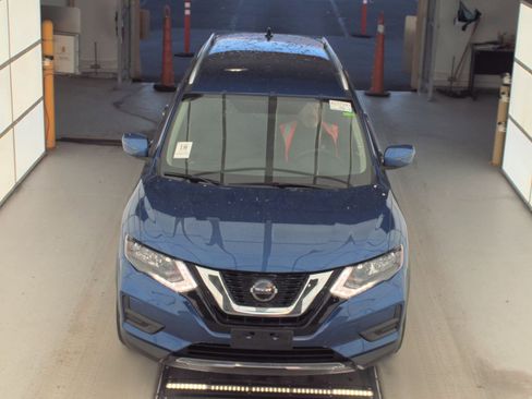 Used 2018 Nissan Rogue SV image 2