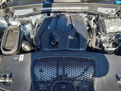 Certified 2025 Porsche Macan image 27