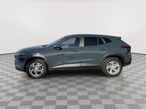 Used 2025 Chevrolet Trax LS w/ LS Convenience Package image 3