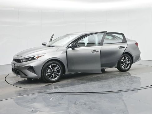 Used 2022 Kia Forte LXS FWD image 5