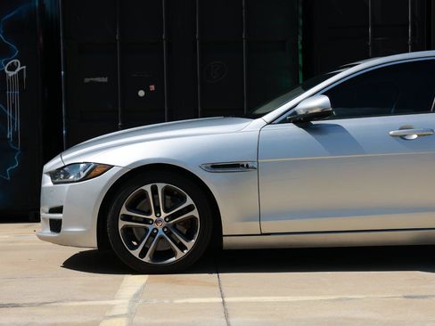Used 2017 Jaguar XE Premium RWD image 27