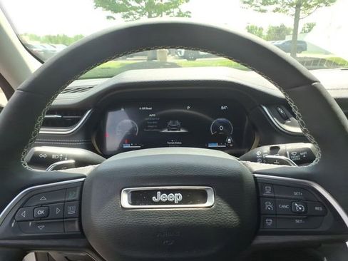 Used 2023 Jeep Grand Cherokee Limited w/ Black Appearance Package AWD/4WD image 18