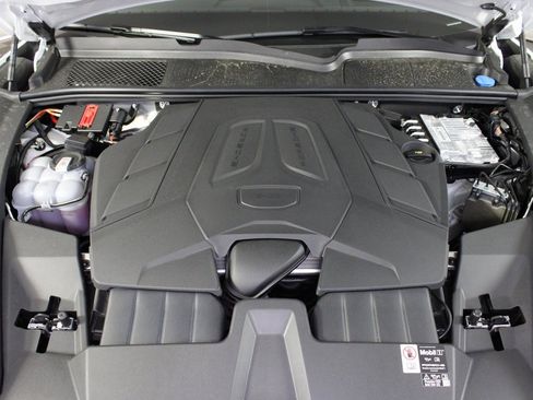 Used 2025 Porsche Cayenne image 41