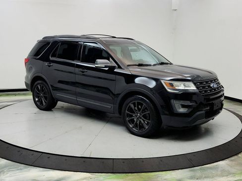 Used 2017 Ford Explorer XLT w/ Equipment Group 202A FWD image 3