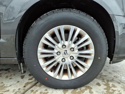 Used 2014 Chrysler Town & Country Touring-L image 9