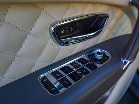 Used 2017 Bentley Bentayga AWD/4WD image 46