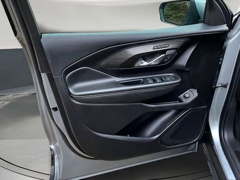 Used 2024 GMC Terrain SLT image 17