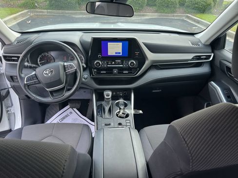Used 2023 Toyota Highlander LE FWD image 30