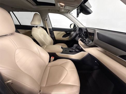 Certified 2024 Toyota Highlander XLE image 46