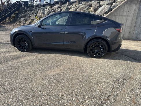 Used 2024 Tesla Model Y Long Range AWD/4WD image 3