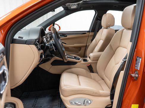 Certified 2024 Porsche Macan S AWD/4WD image 19