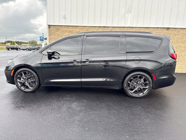 Used 2022 Chrysler Pacifica Limited w/ Uconnect Theater Family Group FWD image 10
