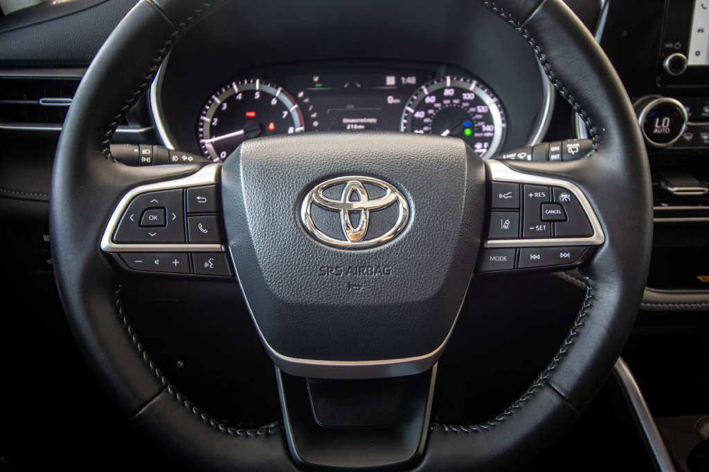 Used 2024 Toyota Highlander XLE FWD image 36