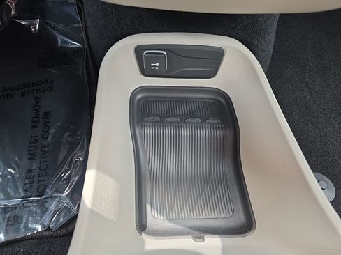 Used 2024 Chrysler Pacifica Touring-L FWD image 22