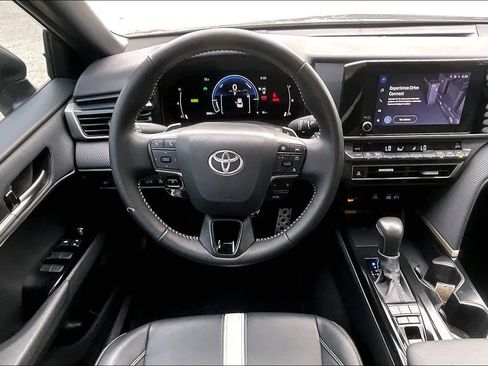 Used 2025 Toyota Camry SE w/ Convenience Package FWD image 5