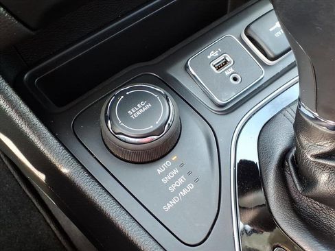 Used 2022 Jeep Cherokee Limited AWD/4WD image 15